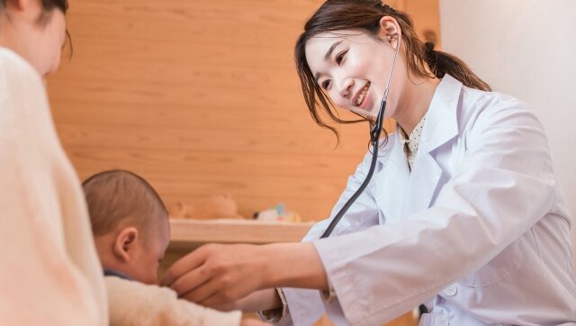 診察・定期検診する医者・女医