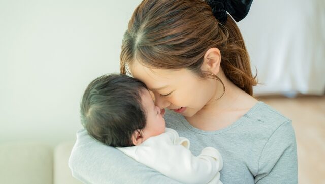 赤ちゃんのおでこに額をつけるママ