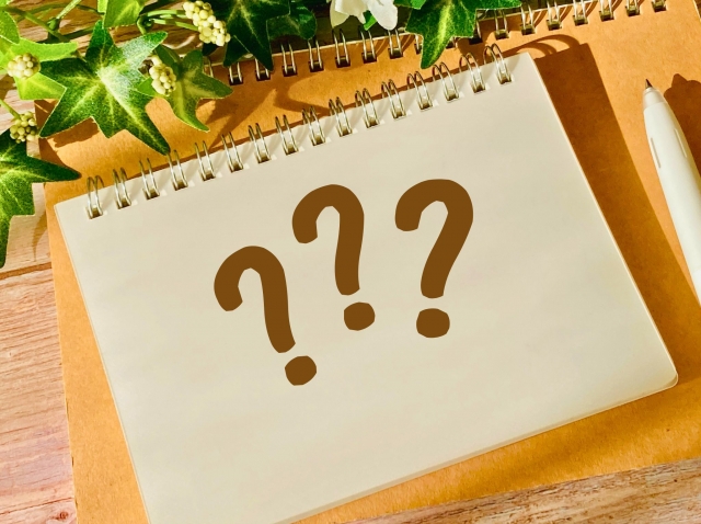 リングノートに書かれたハテナの写真