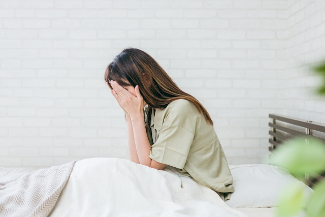 睡眠不足で悩む女性